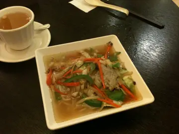 配菜油而胀胃，反而米线及汤底还不错。