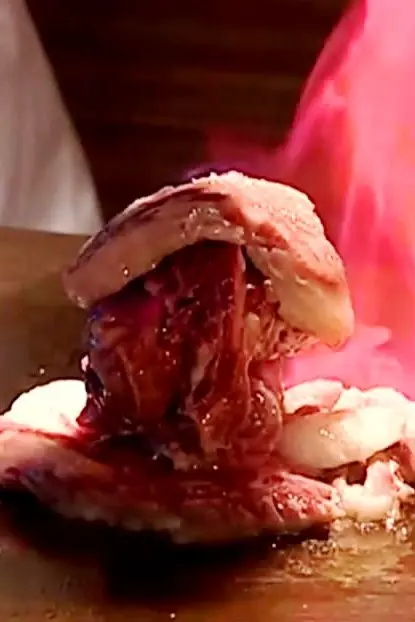 師傅烹調牛肉嘅時候,用牛肉嘅脂肪部分放喺鐵板面,最靚嘅部分放喺中間