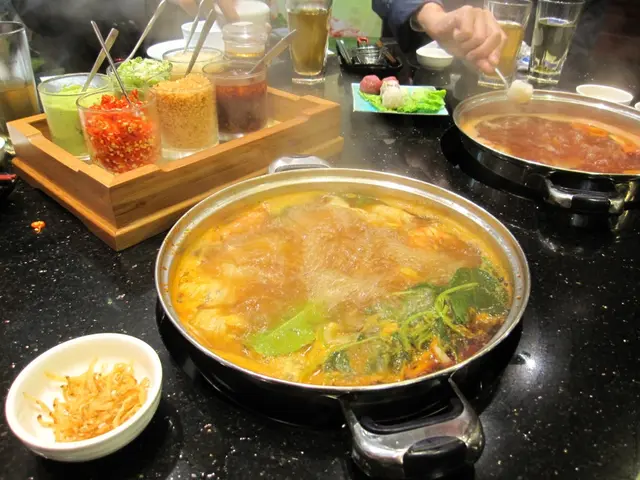 泰式冬陰功湯底,唔辣,得香草味。