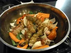 活渔招牌火焰海鲜龙虾汤