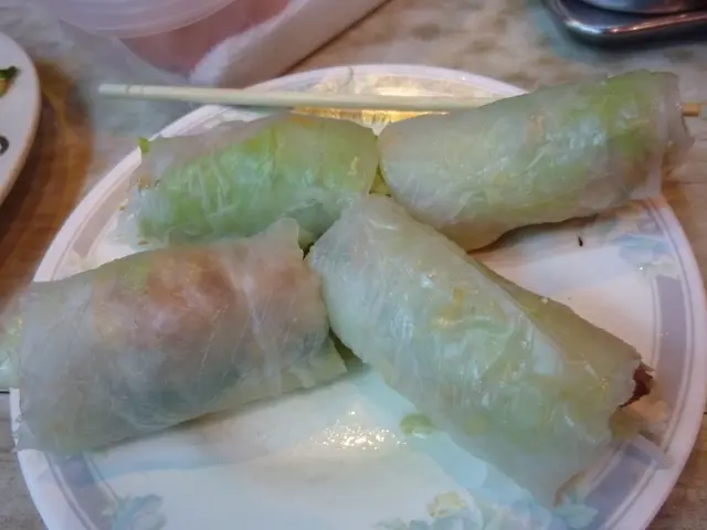 好似叫香茅雞卷, 幾好食, 裡面好多料, 外層好像粉皮, 但比粉皮煙un~