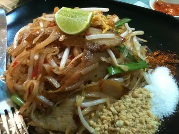 猪颈肉炒金边粉