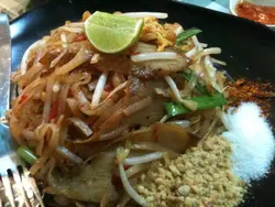 猪颈肉炒金边粉