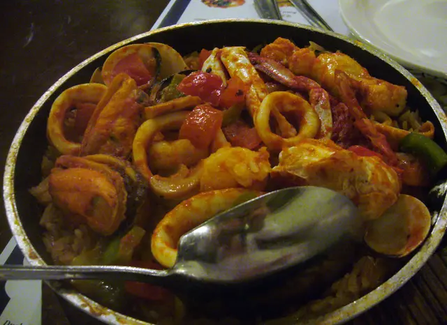 海鮮焗飯:海鮮中的魷魚很好吃, 飯吸了汁的味道,而且煙煙韌韌的,很好味