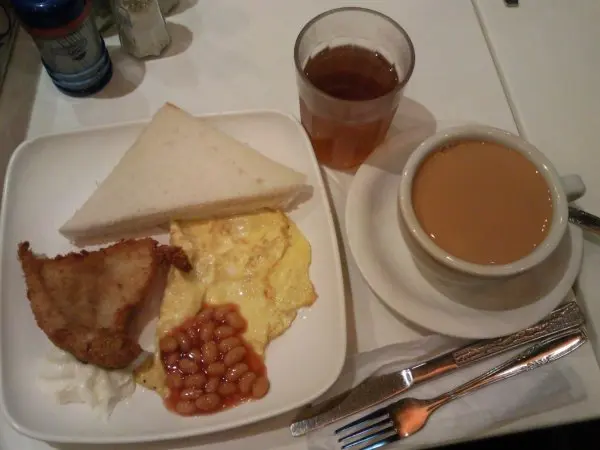 吉 列 魚 柳 配 粟 米 炒 蛋 加 茄 汁 焗 豆