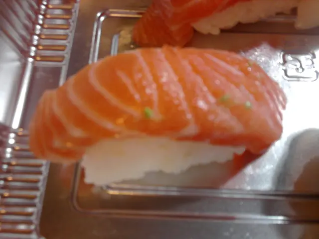 好似刺身咁厚既三文魚係面,正同抵食