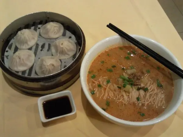 小 籠 包 / 擔 擔 麵