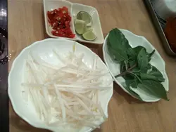 附送的芽菜/辣椒/青柠。