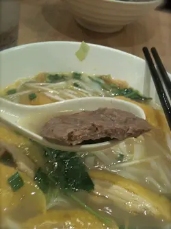 牛肉饼。(听说是师傅亲手新鲜打出来的,偷食了一旧,果然够弹牙)