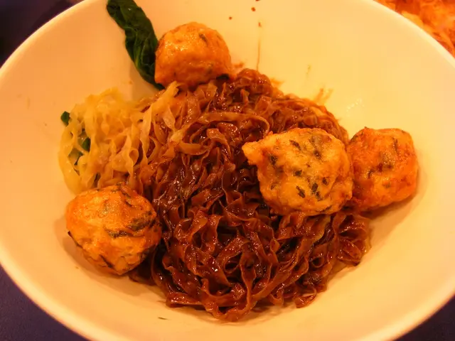 炸紫菜墨魚丸黑豉油撈麵