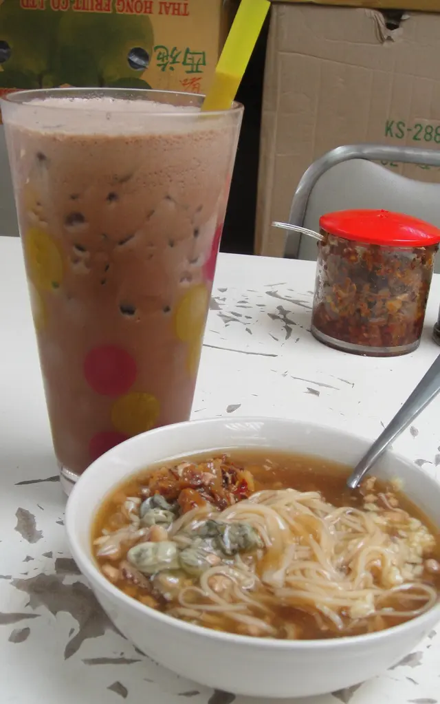 宵夜餐 蚵仔麵及凍巧克力