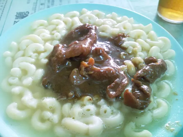 牛肉通粉：好大碗，牛肉頗滑，沙爹惹味，湯新鮮熱辣