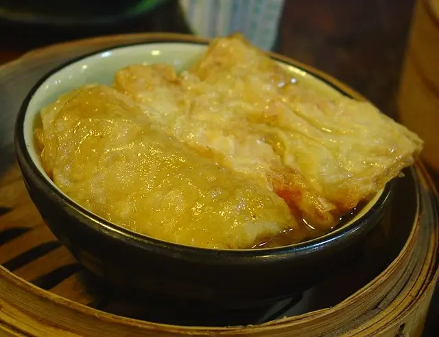 素湯鮮竹卷。一樣讚，湯清不濃，腐皮薄而滑，裡面的蔬菜絲很清爽。