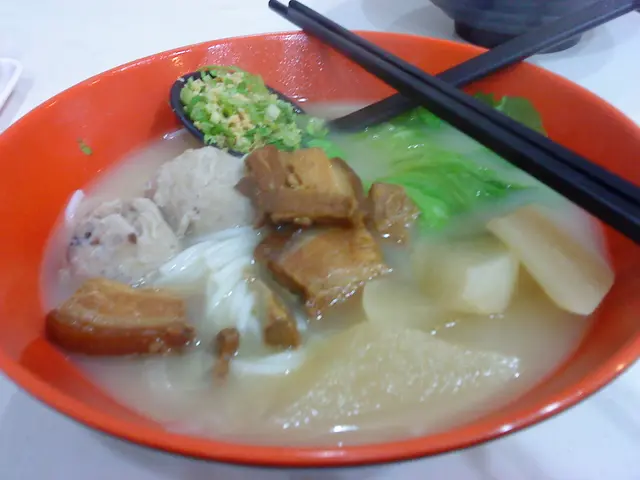 貢丸,白蘿蔔,腩肉米線