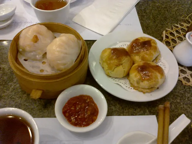 竹笙海皇龍蝦餃 + 香焗鮑魚雞粒酥