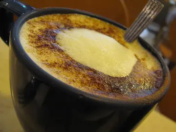 杯Latte的表面加了挺多的可可粉