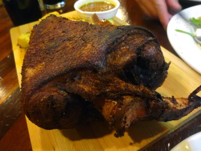 芥蜜脆皮原隻咸豬手