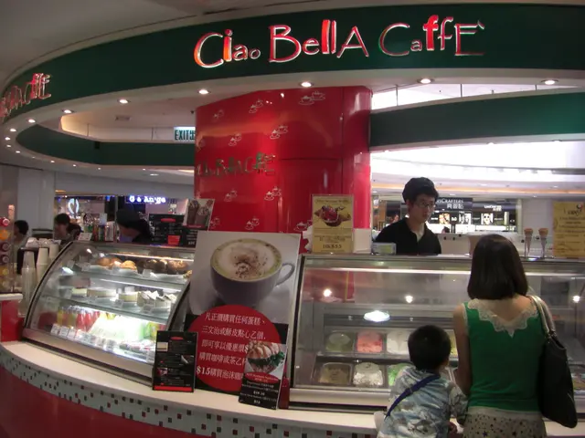 小孩正在遊說母親買雪糕..........