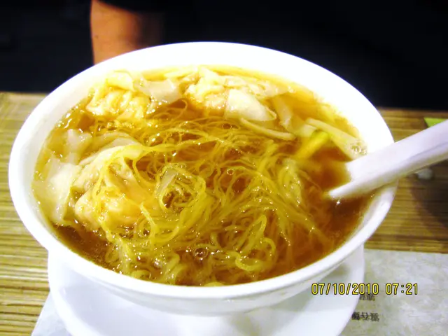 Original wonton noodles, small size 鮮蝦雲吞麵