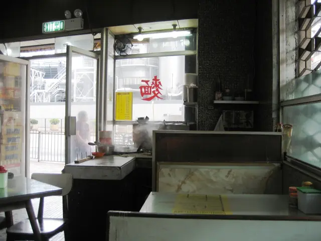 另一角佇立著無人麵檔