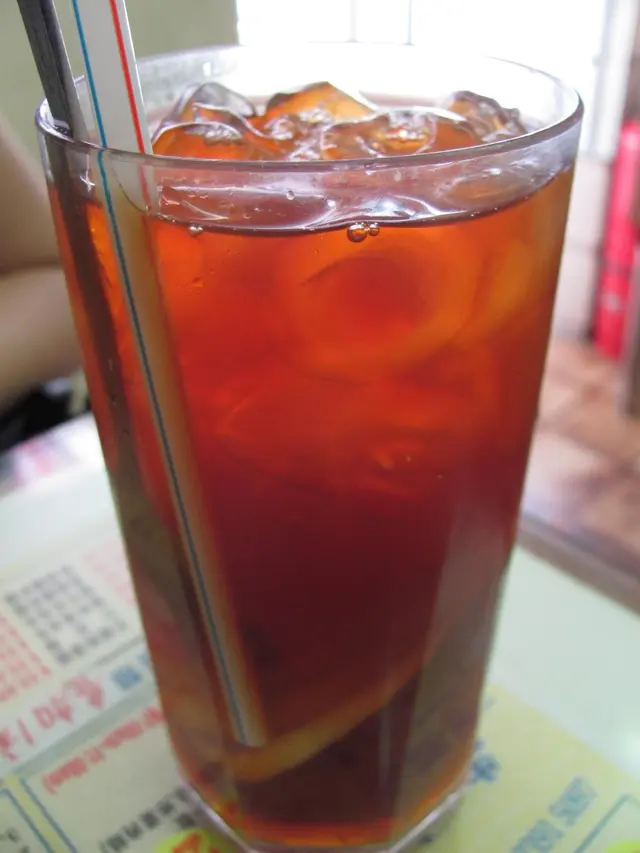凍檸茶是非常深的紅褐色，茶味夠而酸酸的當然好喝