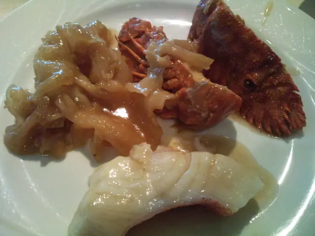 石斑：切件蒸，肉質鮮美，不錯；琵琶蝦：開邊再用了醬汁去炒，很惹味