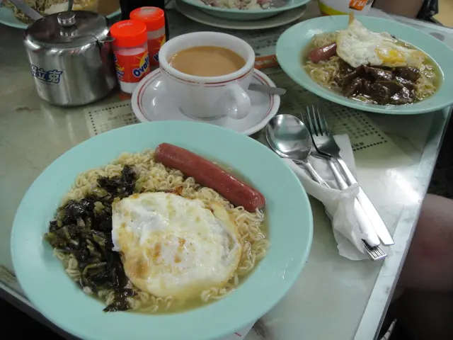 雪菜肉絲公仔麵配香腸、煎蛋