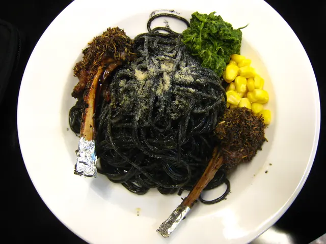 香草煎羊架配黑芝士汁意粉