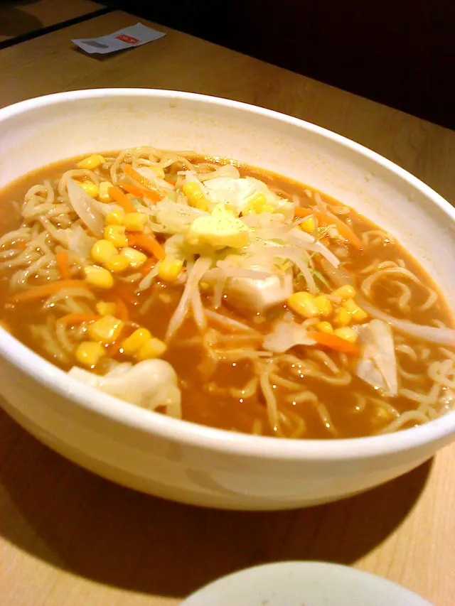 野菜拉麵大大碗,但個湯底咸左d