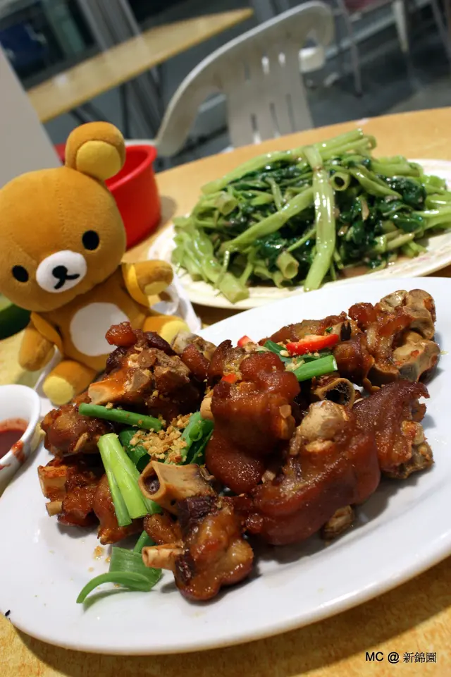 南乳脆炸豬手 + 大大碟通菜