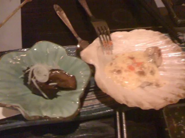 左邊就係無左蝦但"比多舊你"嘅海參 (跟餐), 右邊係珍之寶 ($80)