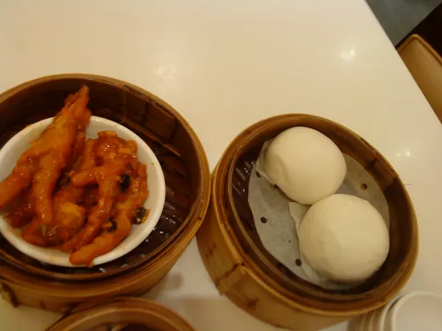 左起:鳳爪、流沙奶皇包