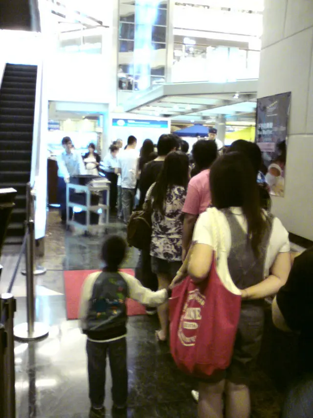 在7pm入場高峰期, 訂了枱也要排隊 (但其實不是全滿)