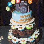 a 5D EOS camera cake ~~~ with cup cakes