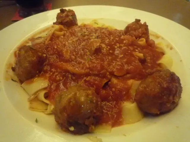 蕃茄醬肉丸寬條麵