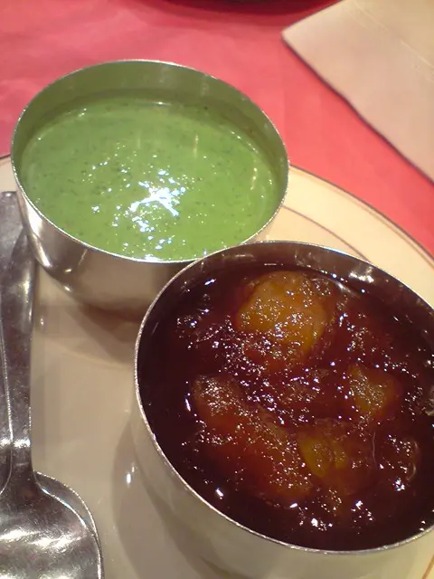 拌隨脆薄餅的調味料有2款, 分別是少辣醬汁及甜甜的果醬, 配上脆薄餅果真各具特色.