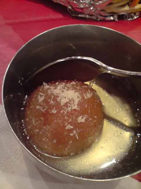 甜品紅湯丸用牛奶醮麵包再浸滿糖漿, 實在太甜甚至有點嗆喉. 不過能一嘗地道印度甜品, 倒有新鮮感.