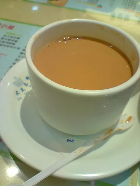 熱奶茶香濃幼滑, 略嫌淡奶的份量較多, 有點兒漿喉.  而且熱奶茶份量也太少了.