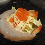 沙律醬多過菜的蝦三文魚沙律
