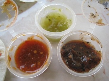 左: Salsa醬, 中: 青蕃茄taco醬, 右: 黑色微苦taco醬