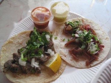 左: 烤牛肉蒞taco, 右: 烤豬肉taco