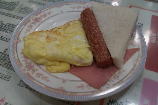 牛油方包, 火腿腸仔炒蛋