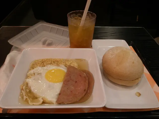 迷你餐蛋麵, 奶醬脆豬, 凍綠茶