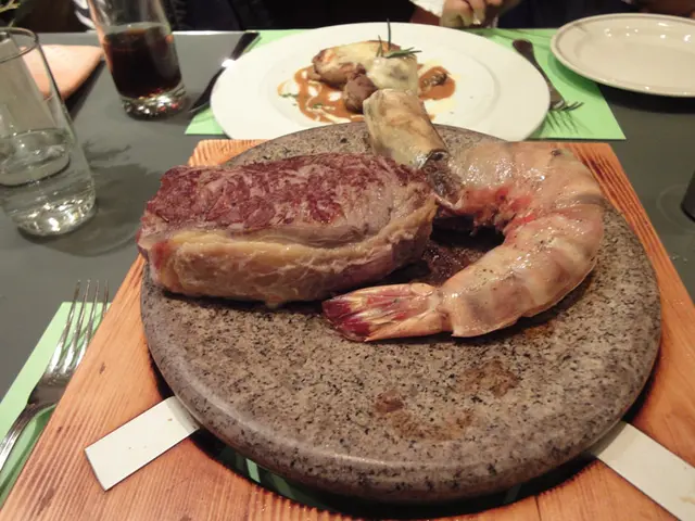 大蝦拼牛柳,牛柳煮得太熟,可惜。