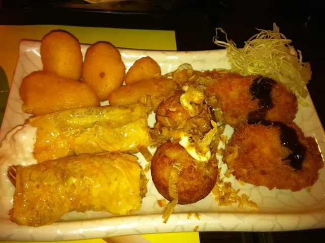 炸物 (一口芝士, 鱆魚小丸子, 甘蝦腐皮卷 & 吉列日本生蠔)