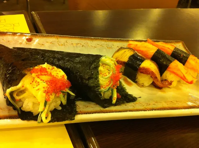 壽司 (蟹籽沙律手卷, 鰻魚. 松葉蟹腳)