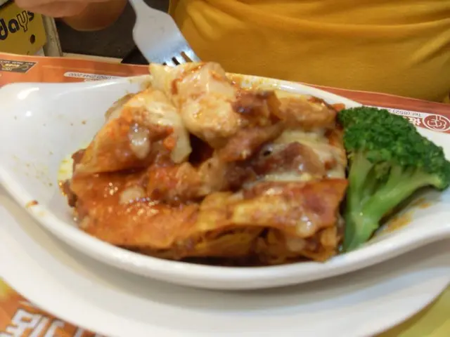 芝士焗香草雞肉伴肉醬千層麵