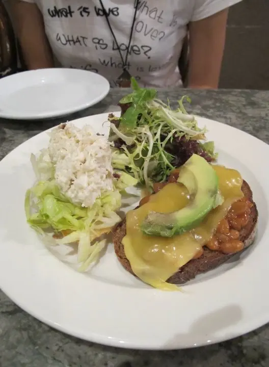 吐司: 蟹肉羅馬菜 & 牛油果芝士焗豆