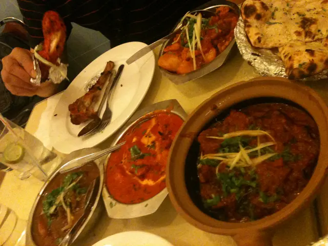 上-椰菜花, 下左-羊, 下中-雞, 下右-牛