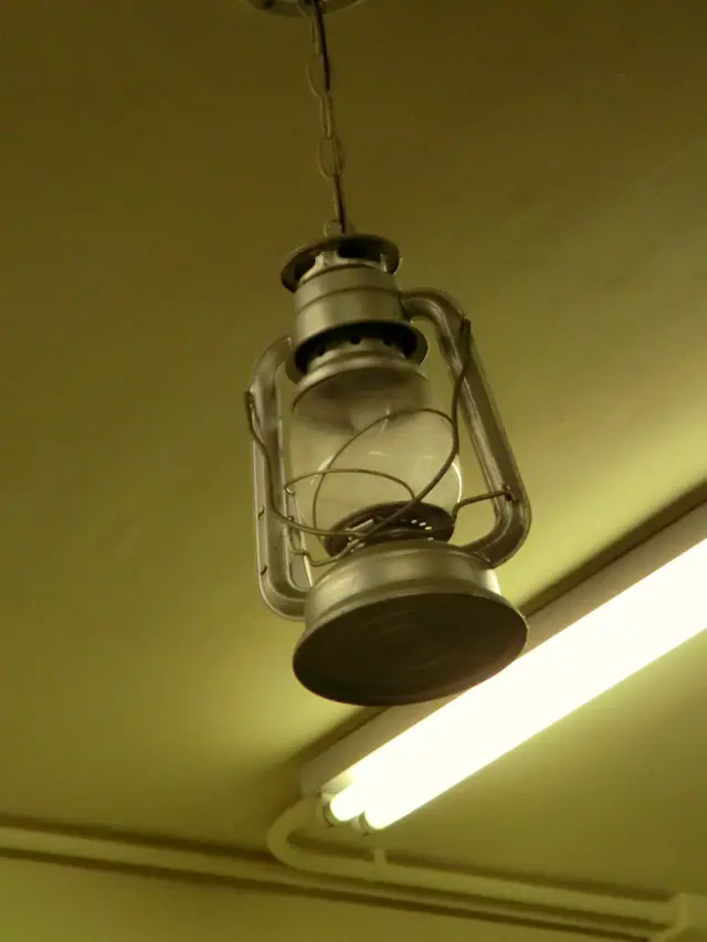 雖然已用光管，仍保留舊式油燈，真夠懷舊！